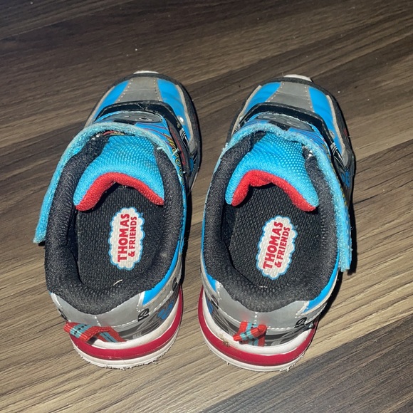 THOMAS THE ENGINE Sneakers SZ 7 - Picture 2 of 3